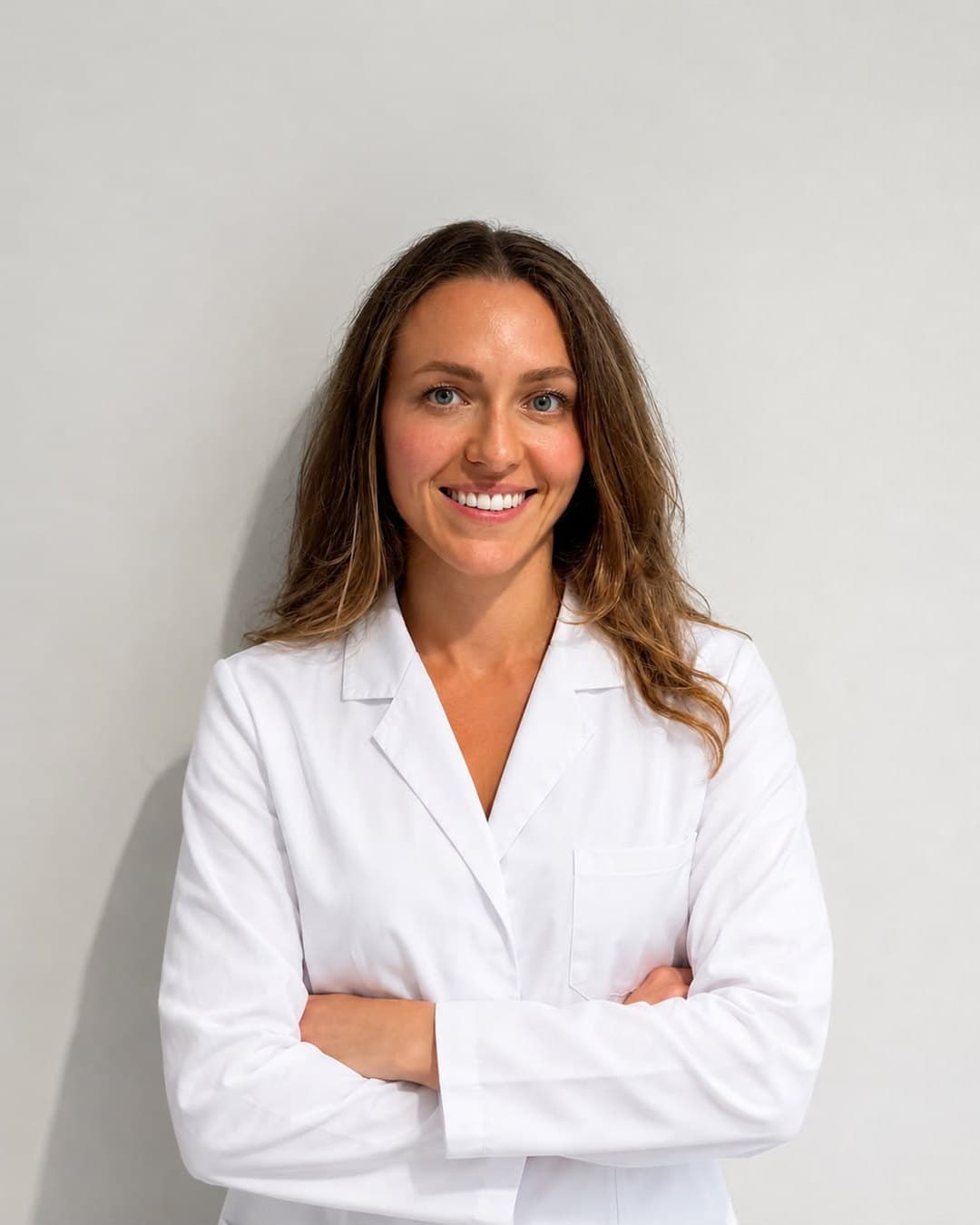 Dr. Carmen Podar, medic cardiolog la cabinetul Biocord din Sibiu, în halat alb