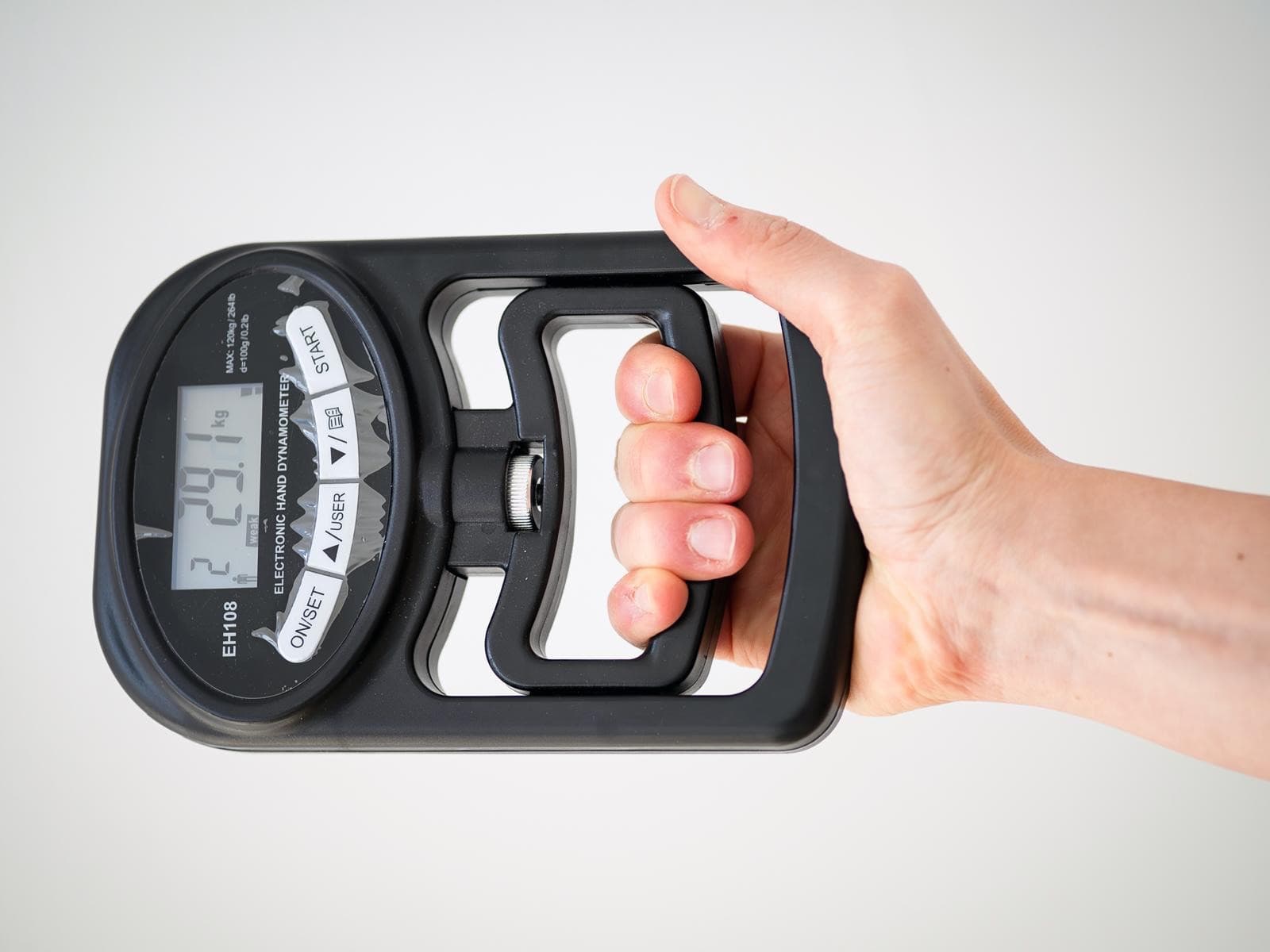 Dinamometru electronic de mână, strâns în pumn, cu valoarea afișată pe ecran